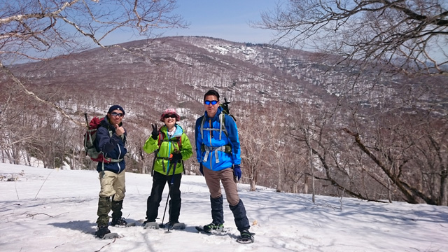 青松葉山を背に640