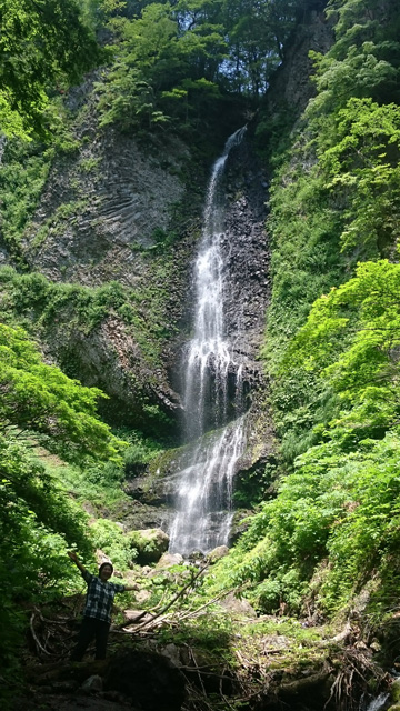 降る滝全景640