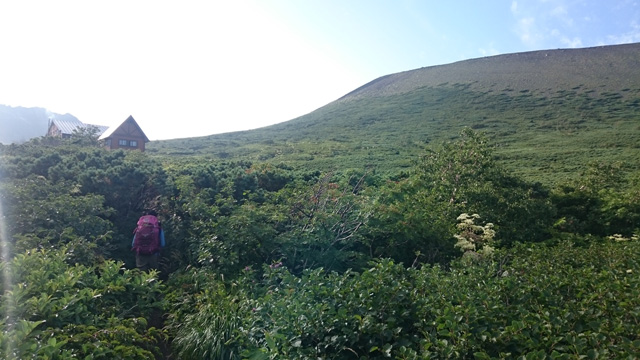 八合目小屋と岩手山外輪640