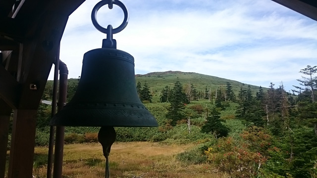 小屋の鐘と三ッ石山640