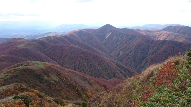 女神山と深い谷640