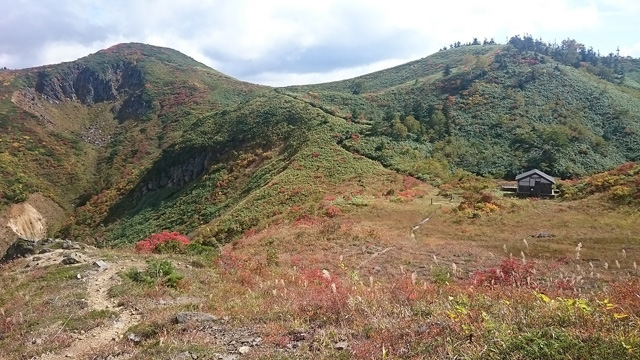 毛せん峠へ続く道と焼山山荘640