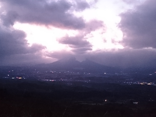 夕焼けと岩手山と街灯り640