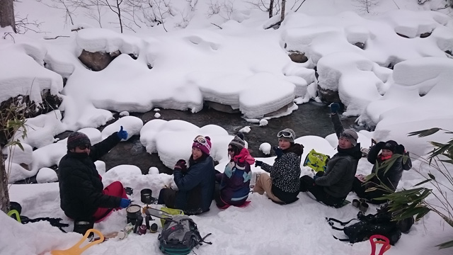 沢のほとりでランチ640