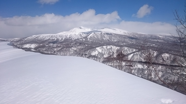 雪庇の向こうに秋田駒640