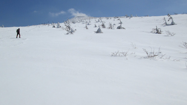 雪原を山頂目指し640