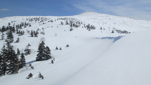 雪庇の奥に乳頭山640