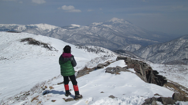 山頂で岩手山を眺め640