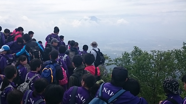 山頂で岩手山を望む640