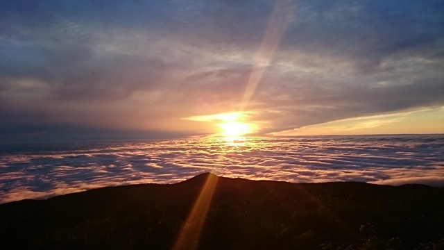 日本海の雲海に沈む夕日640