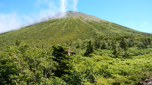 平笠不動小屋から見上げた岩手山640