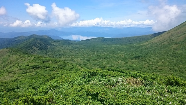 大外輪の向こうに田沢湖640