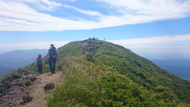 男岳山頂へ640