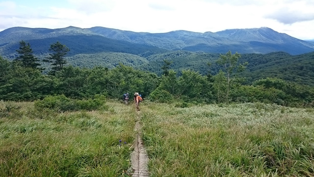 乳頭山秋駒を背に640