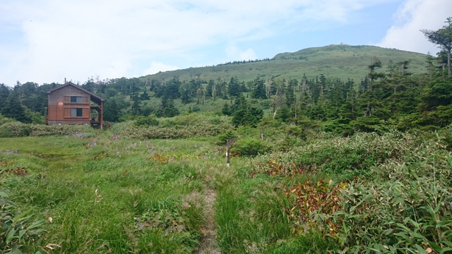 三ッ石避難小屋と三ッ石山640