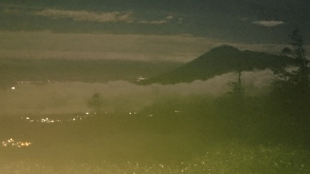 八幡平温泉郷の夜景と岩手山640