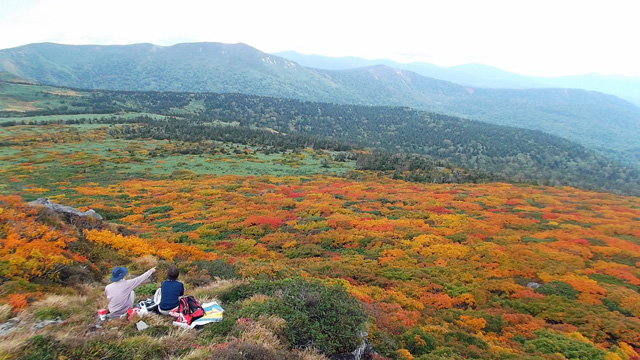 山頂でくつろぐ登山者640