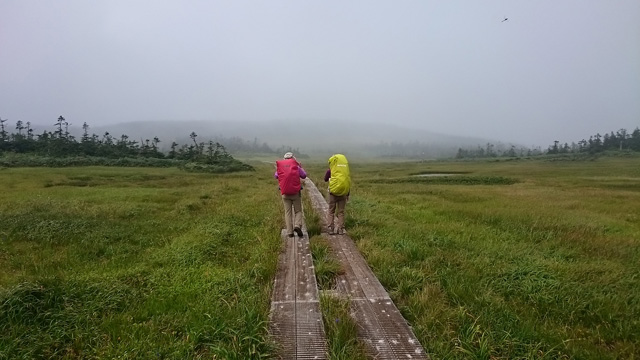 八幡平の湿原を行く640