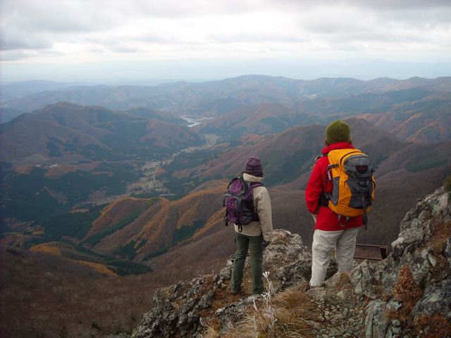 晩秋の鶏頭山から640