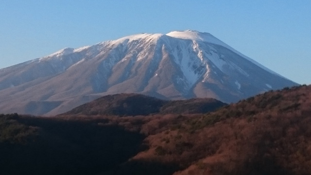 午後の陽ざしに映える岩手山640