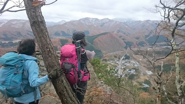 岩場から下界を見下ろし640