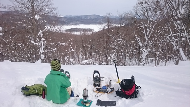 岩洞湖を見下ろして640
