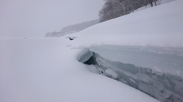 断裂した岸辺の氷640