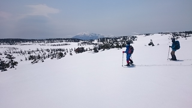雪原で岩手山を眺め640