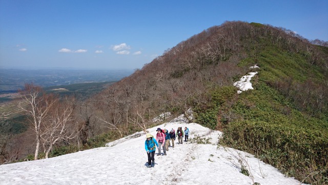 北峰をあとに南峰への雪渓を行く640