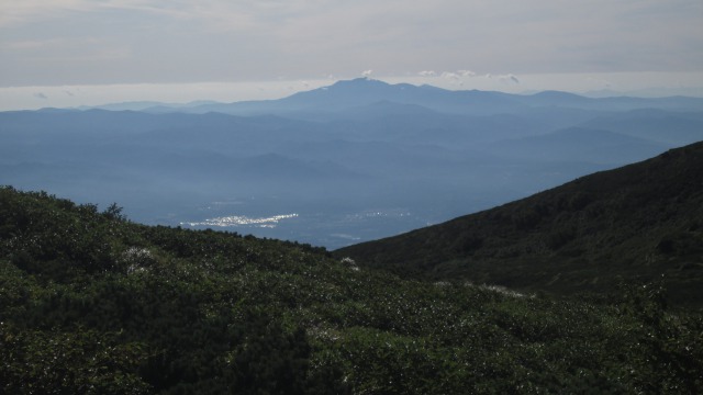 朝もやの早池峰と盛岡640