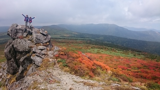 三ッ石山の岩の上で640