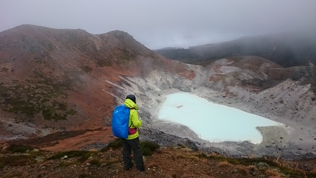 名残り峠で火口湖を見下ろし640