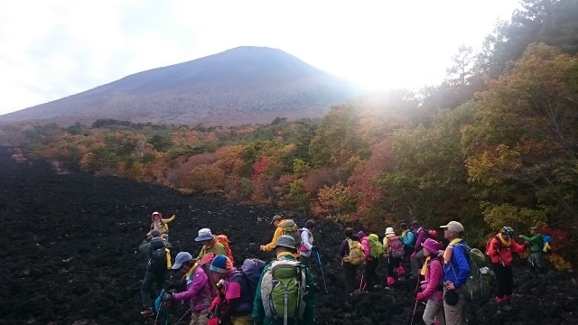 熔岩流で岩手山を見上げ640