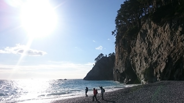 漉磯海岸で波と戯れる640