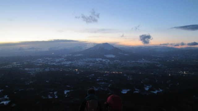 薄暮の中の岩手山を眺める二人640