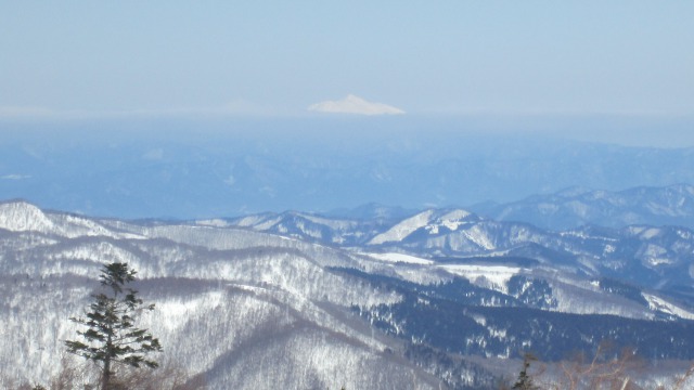 空に浮かぶ岩木山640