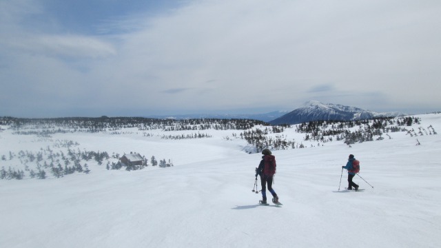 八幡平大雪原と小屋と茶臼と岩手山640