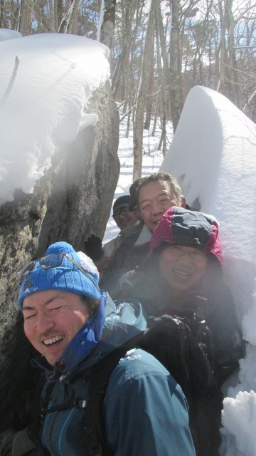 0218大岩の隙間で640