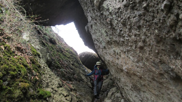 0408山王岳胎内岩640