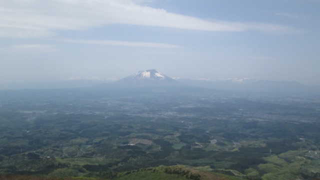 0515姫神山からの岩手山640