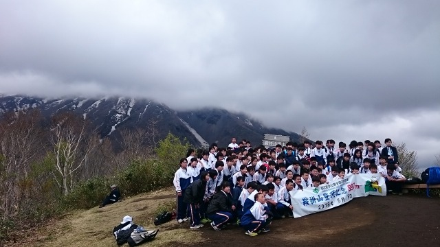 0509鞍掛山頂上で640
