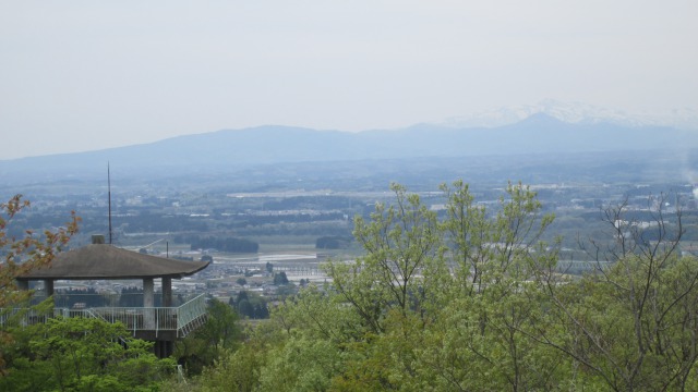 国見山展望東屋と栗駒山640