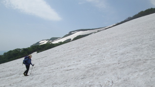 銀名水上部の雪渓640