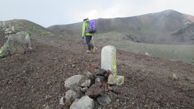 岩手山のお鉢を行く640