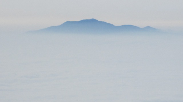 雲海に頭を出した早池峰山640