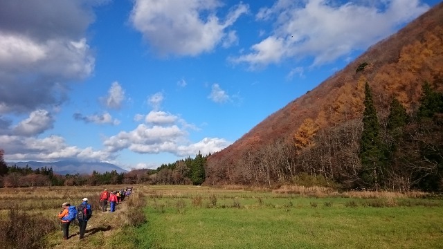 女助山の麓を行く