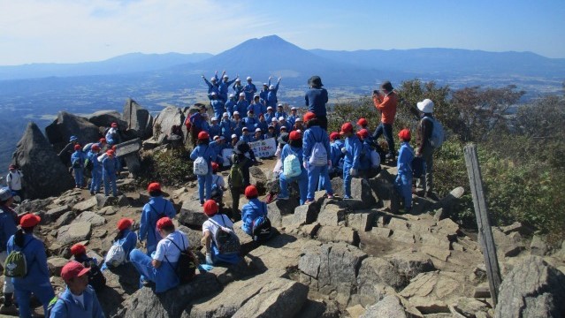 母校の小学校登山640