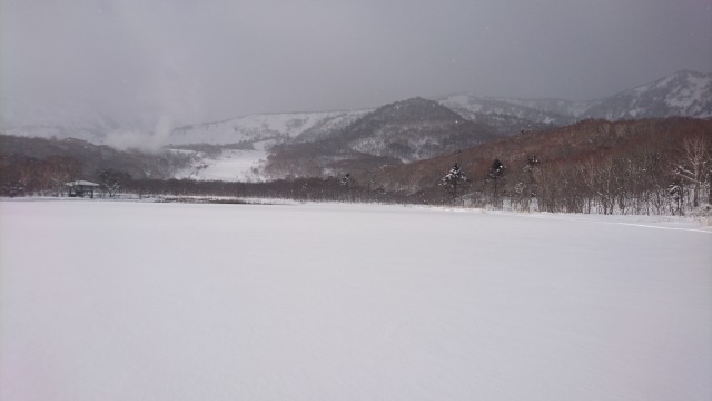 御在所湿原と東屋と八幡平の山々640