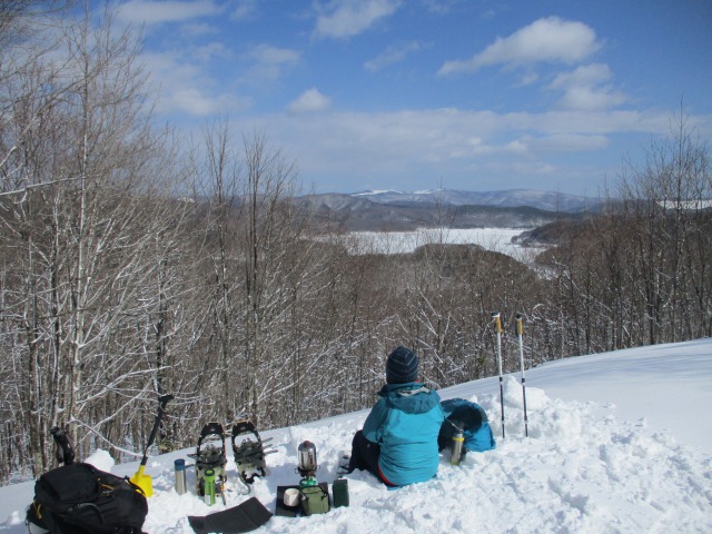 山頂から湖面を見下ろして640