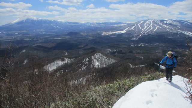 御月山頂上稜線を行く640